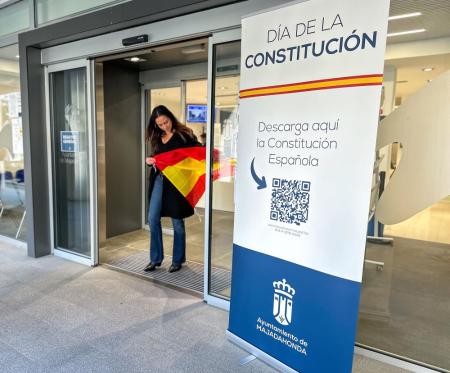 Imagen Majadahonda reparte 2.000 banderas e ilumina su Ayuntamiento y fuentes para celebrar el Día de la Constitución española 