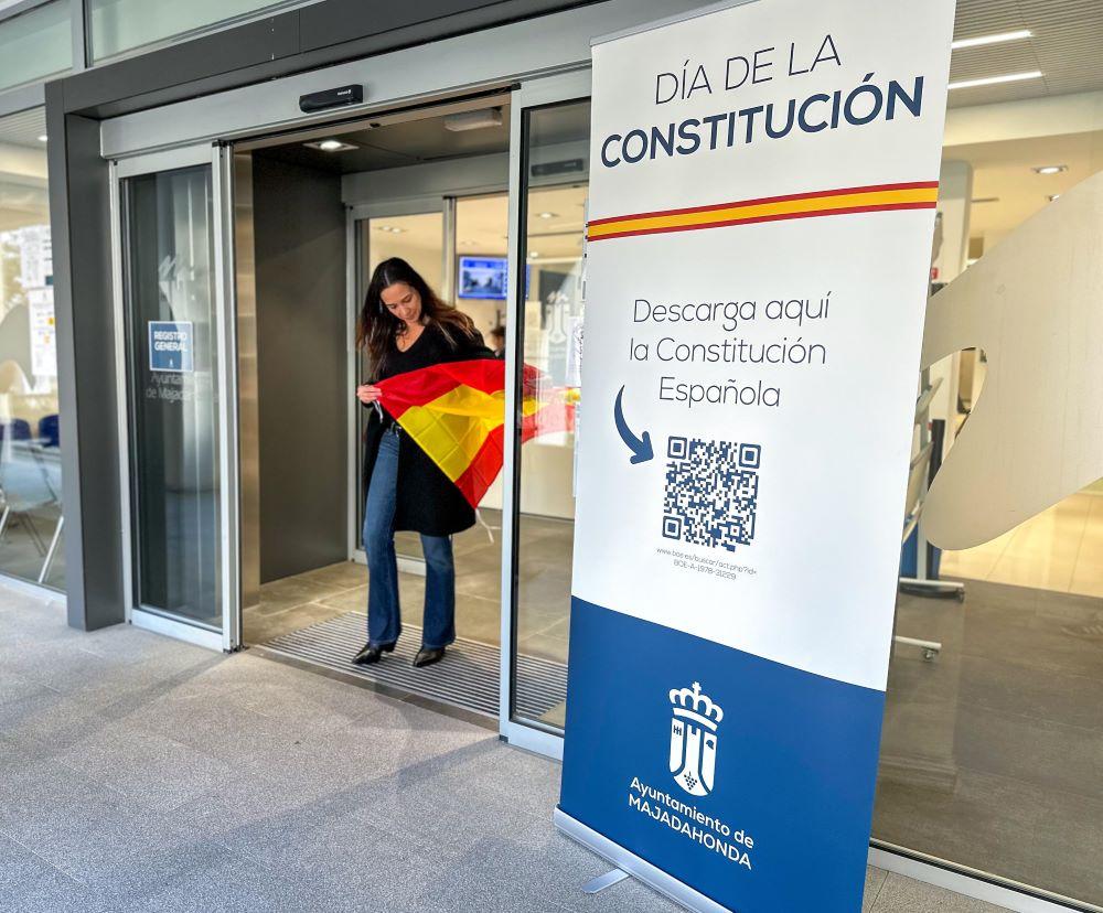 Imagen Majadahonda reparte 2.000 banderas e ilumina su Ayuntamiento y fuentes para celebrar el Día de la Constitución española 
