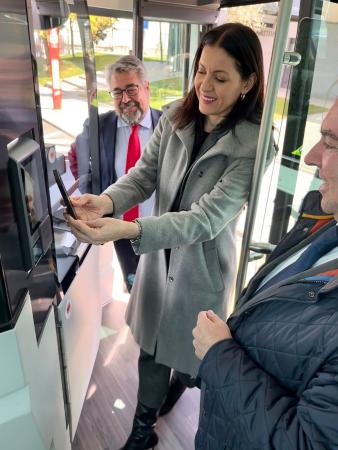 Imagen Los viajeros de los autobuses urbanos de Majadahonda pueden pagar desde hoy su billete con tarjeta