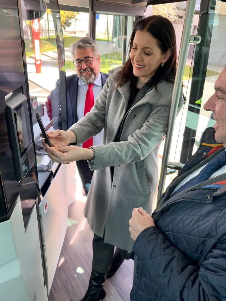 Imagen Los viajeros de los autobuses urbanos de Majadahonda pueden pagar desde hoy su billete con tarjeta