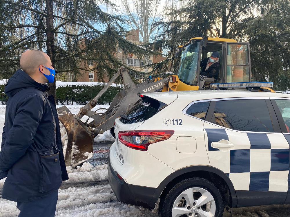 Imagen Majadahonda refuerza sus medios técnicos con retroexcavadoras y tractores para retirar la gran cantidad de nieve acumulada